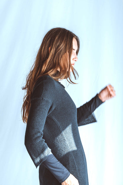 Top with mid-length sleeves